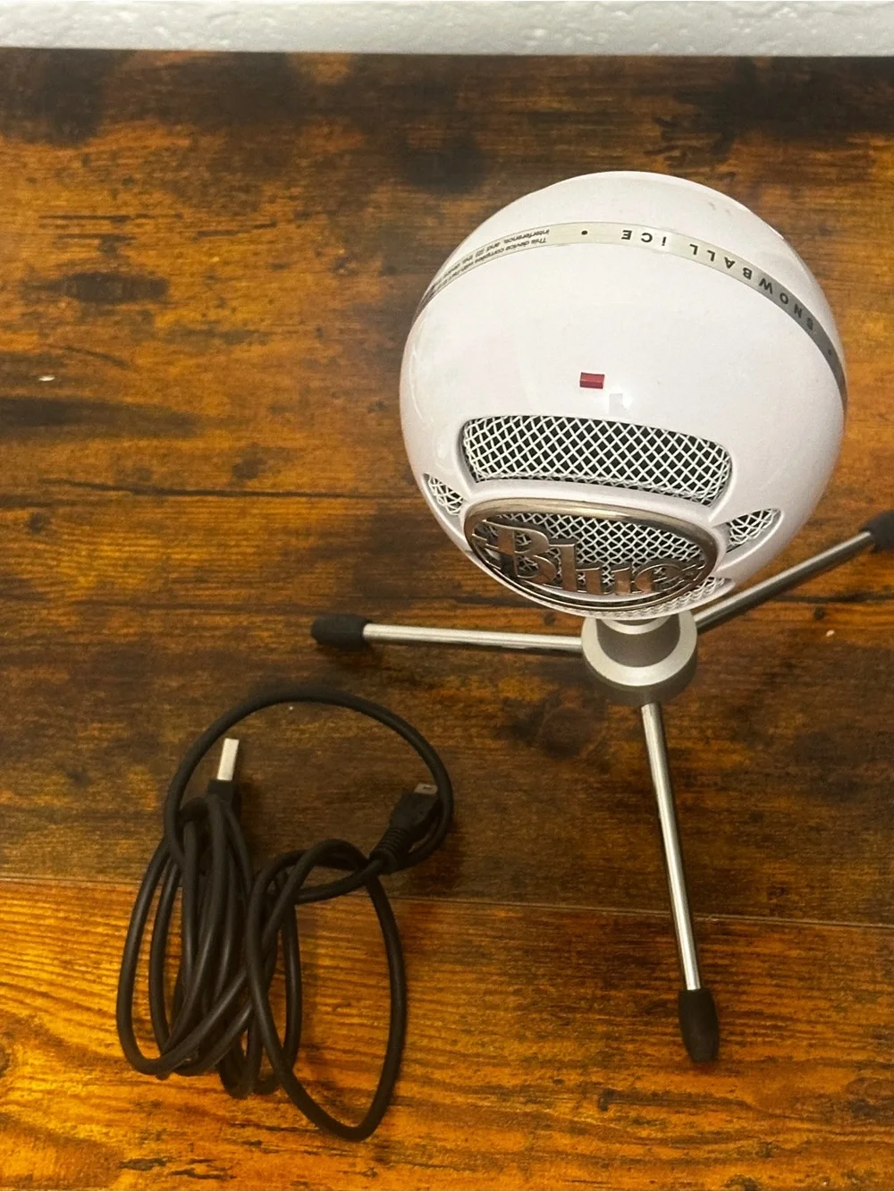 Blue Snowball USB Microphone in White with Desktop Tripod